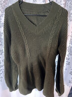Olive Cable-Knit V-Neck Sweater - Women